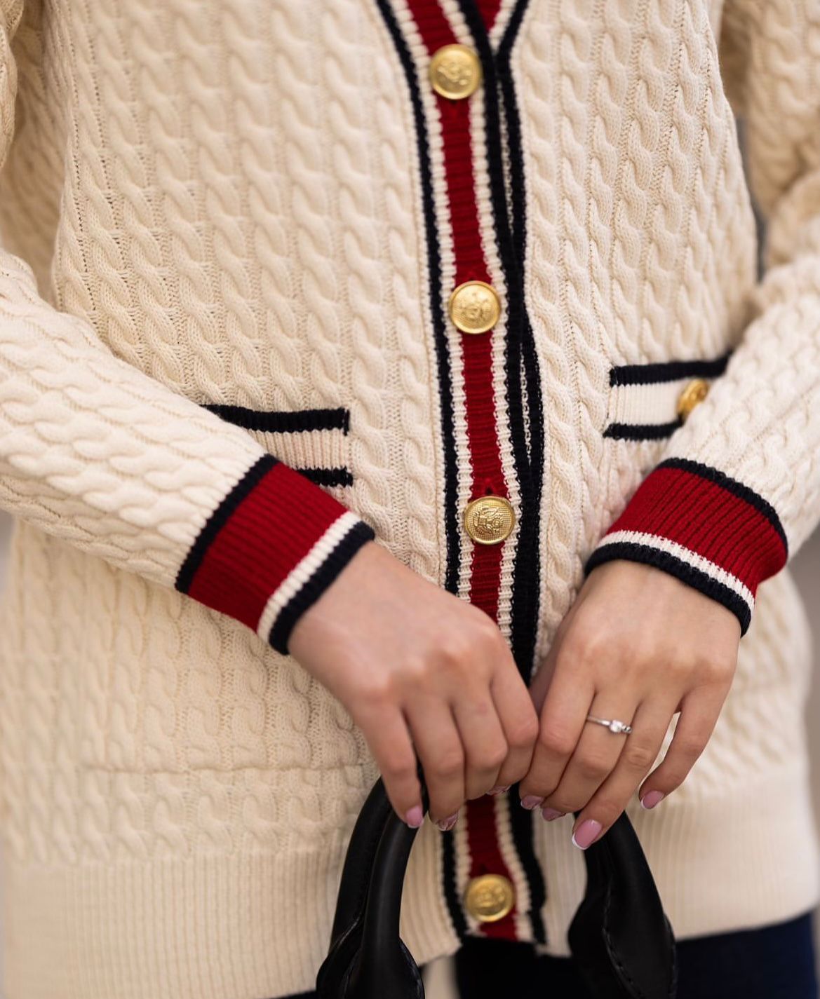 Cardigan Élégant en Maille avec Détails Rouges et Noirs - Image 3